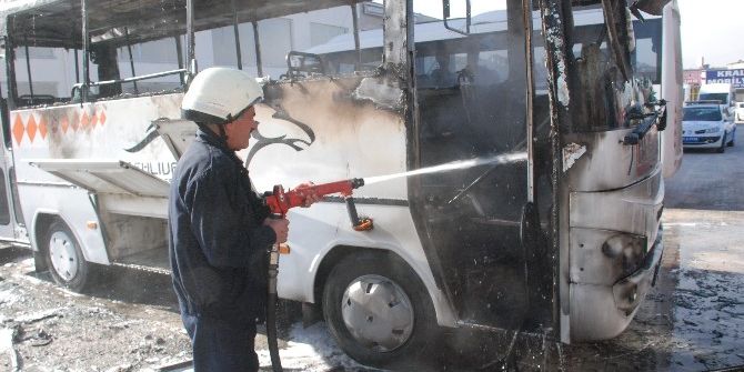 Park Halindeki Midibüs Yandı