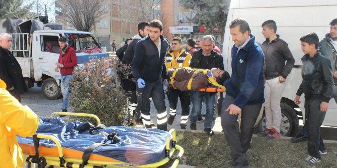 Kamyonet Park Halindeki Minibüse Çarptı: 1 Yaralı