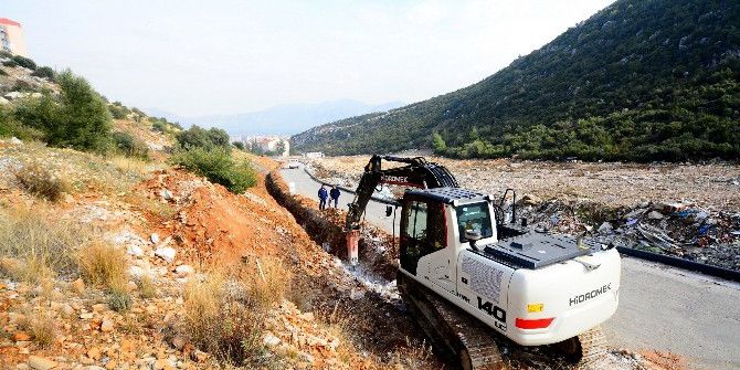 Emek Mahallesinin İçme Suyu Hattı Yenileniyor