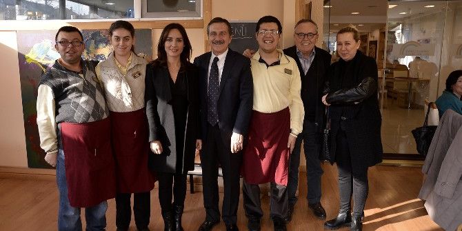 Nazlı Çelik’ten Gökkuşağı Kafe’ye Övgü