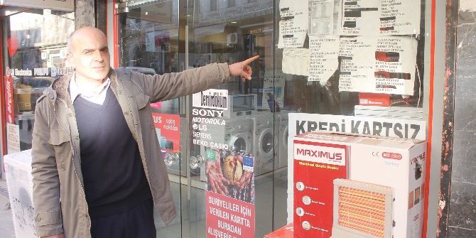 Borçlu Müşterilerinin Listesini Cama Astı