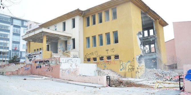 Eski Kütüphane Binasında Yıkım Çalışmaları Başladı