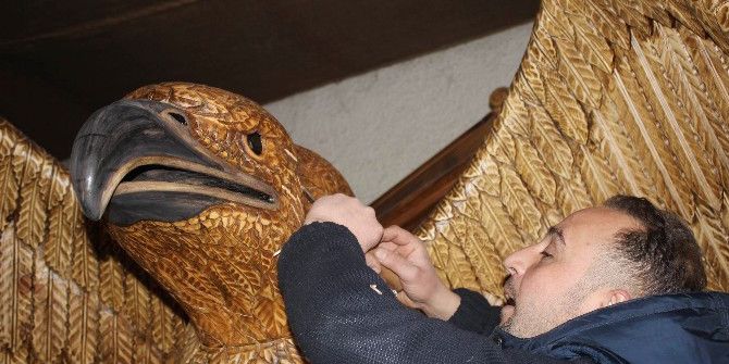 Kayseri’de 2 Metre 88 Santimetre Boyundaki Kartal Figürlü Koltuk Alıcısını Bekliyor