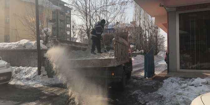 Muş’ta Yol Tuzlama Çalışması