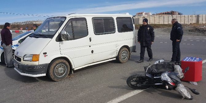 Minibüs İle Motosiklet Çarpıştı: 1 Yaralı
