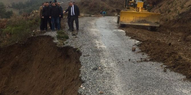 Akhisar’da Çöken Yola Büyükşehir Müdahale Etti