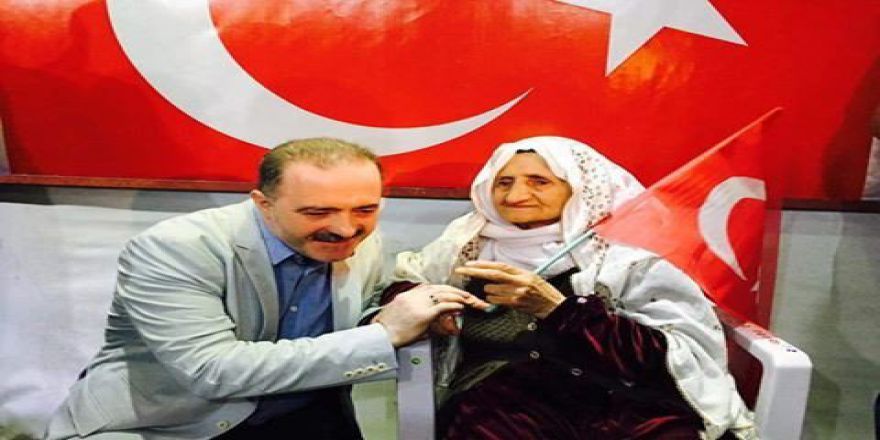 90 Yaşındaki Neneden Demokrasi Nöbetine Destek