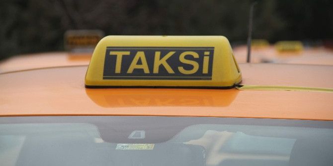 Taksiciler, 8 Lira 75 Kuruş İndi Bindi Parasını Protesto Etti