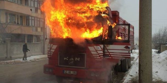 Isıtmak İçin Altında Ateş Yakılan Kamyon Yandı