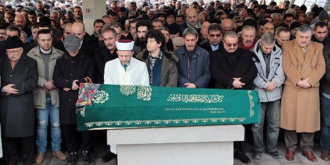 Fatih Kısaparmak’ın Annesi Son Yolculuğuna Uğurlandı