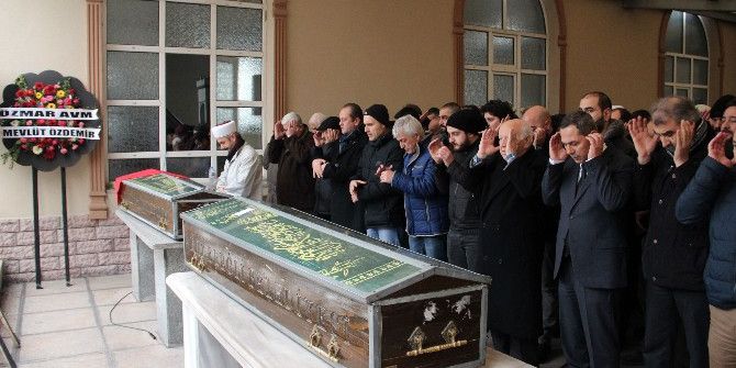 Nişanlı Çifti Ailesi Cenazede De Ayırmadı