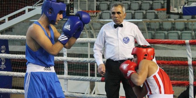 Türkiye Genç Erkekler Ferdi Boks Şampiyonası Sürüyor
