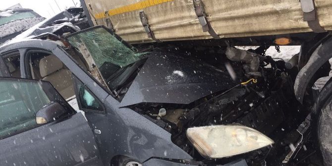 Otomobil Tırın Altına Girdi: 1 Ölü, 3 Yaralı