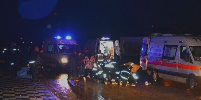 Yoldan Çıkan Araç Kaldırımdaki Yayaları Çarptı: 4 Yaralı