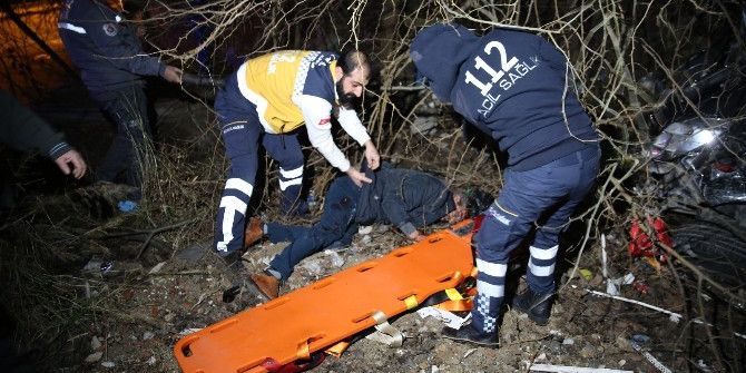 Kontrolden Çıkan Otomobiliyle Otobüs Durağına Çarpıp, Boş Araziye Yuvarlandı