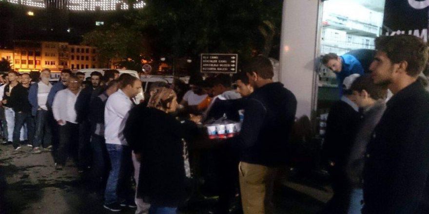 Kihmed’ten Demokrasi Nöbeti Tutan Vatandaşlara İkram