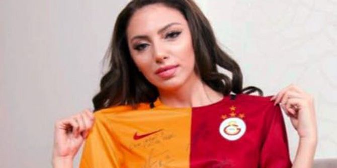 Ünlü Mankenin Futbol Sevgisi