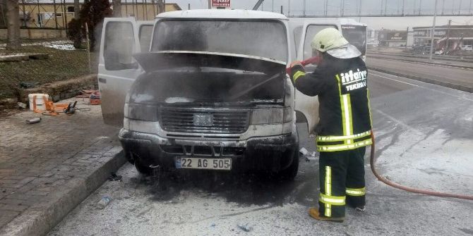 Park Halindeyken Yanan Kamyonet Hurdaya Döndü