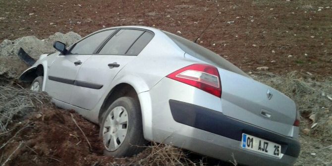 Otomobil Tarlaya Uçtu: 3 Yaralı