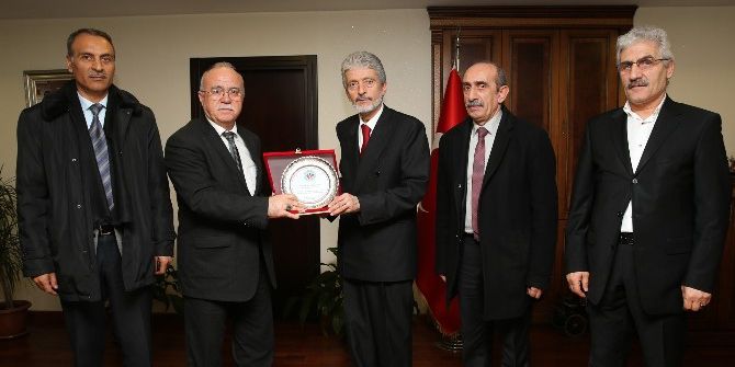 Başkan Tuna’ya Teşekkür Plaketi