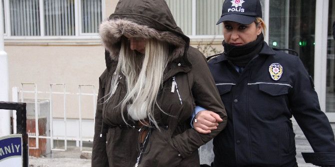 Genç Kız Eski Sevgilisini Bıçakla Ağır Yaraladı