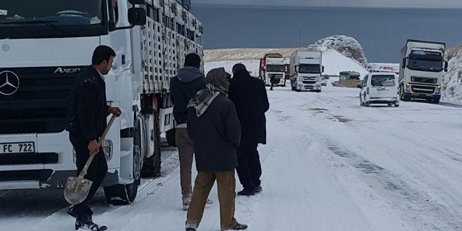 Kar Yağışı Sürücülere Zor Anlar Yaşattı