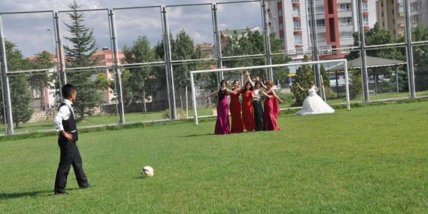 Gelin Kalede, Arkadaşlar Barajda, Damat Frikik Başında