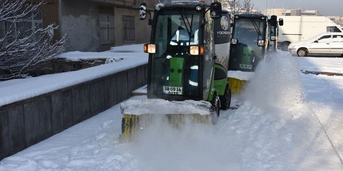 Kocasinan’da Yeni Nesil Araçla Karlar Temizleniyor