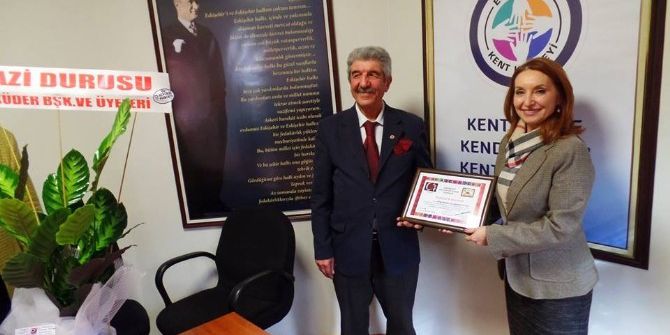 Esküder’den Eskişehir Kent Konseyi Başkanı Nuray Akçasoy’a Teşekkür Belgesi