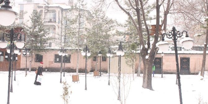 Kar Yağışı Afyonkarahisar’da Etkili Oldu