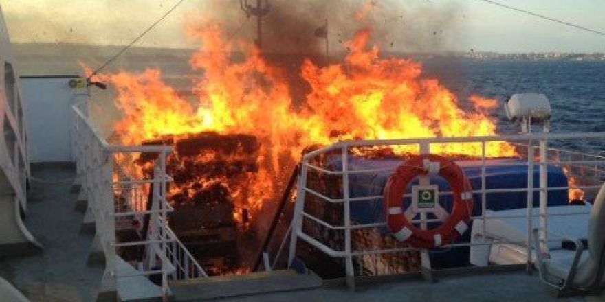 Saman Yüklü Kamyon Böyle Yandı