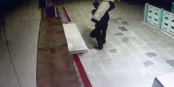 Camiden Halı Ve Yolluk Çalan Şahıs Kameralara Yakalandı