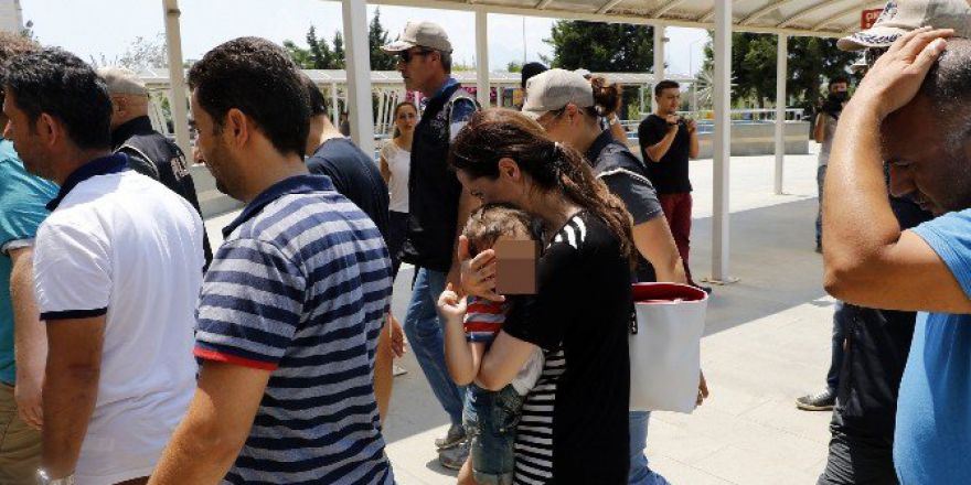 Kadın Hakim Kucağında Bebeğiyle Adliyede