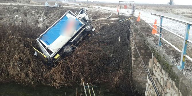 Denizli’de Kamyonet Dereye Yuvarlandı: 2 Yaralı