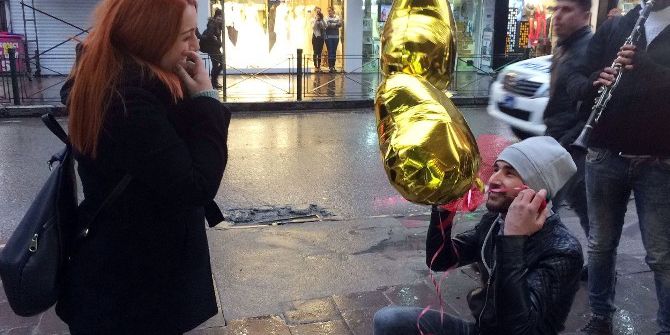 Cadde Ortasında Evlenme Teklifi