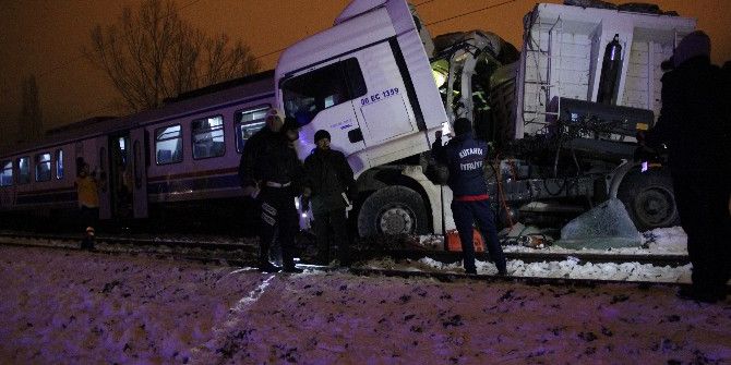 Kütahya’da Yolcu Treni Tıra Çarptı: 1 Ölü, 14 Yaralı