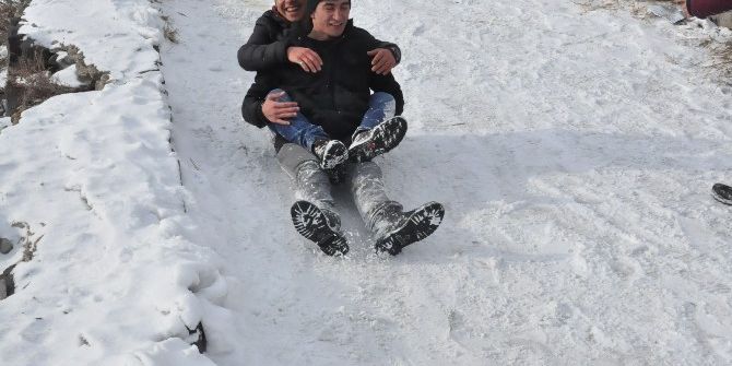 Gençlerin Kars Kalesi Eteklerinde Kızak Keyfi