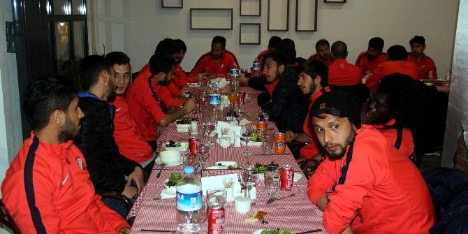 Yıldız, Nevşehirsporlu Futbolculara Yemek Verdi