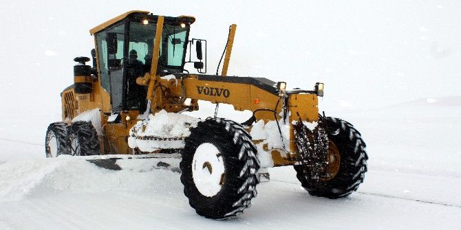 Kar Yağışı Doğu’da Yolları Ulaşıma Kapadı