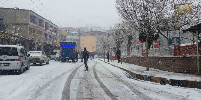 Kulp İlçesi Beyaza Büründü