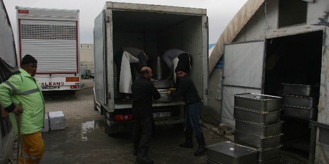 Suriye’ye İnsanı Yardımlar Sürüyor