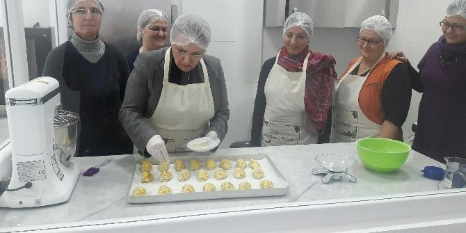 Başkan Uyar, Urlalı Kadınların Üretimine Katıldı