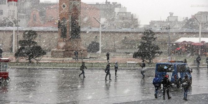 Taksim’de Kar Etkisini Artırdı