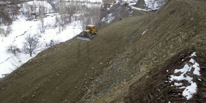 Büyükşehir Kış Mevsiminde Bile Kırsalda Yol Yapıyor