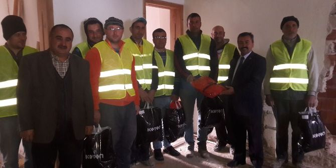 Pazarlar Belediyesi’nden İşçilerine Elbise