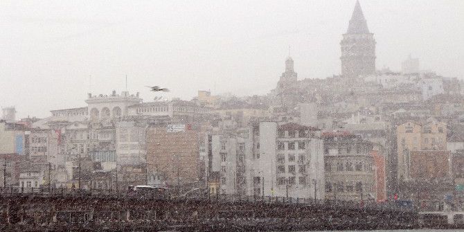 Kar Yağışı Eminönü’nde Kartpostallık Görüntüler Oluşturdu