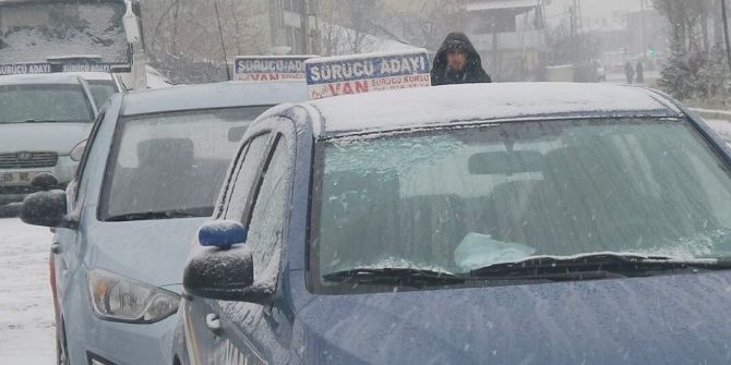 Sürücü Adaylarının Karla İmtihanı