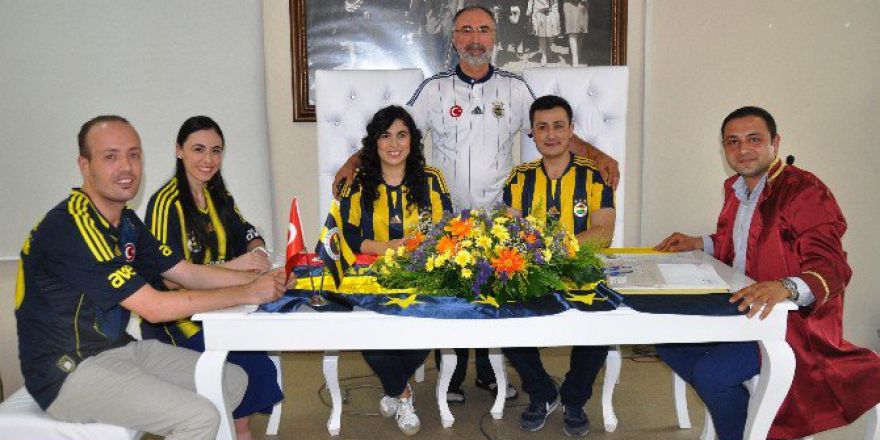 Genç Çift Nikah Masasına Fenerbahçe Formasıyla Oturdu