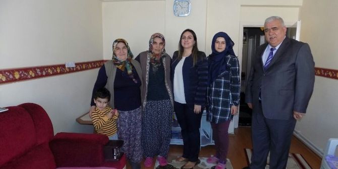 Vali Aykut Pekmez’in Eşi Yeşim Pekmez Şehit Ailelerini Ziyaret Ediyor