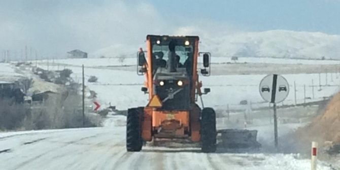 Elazığ’da Kar Nedeniyle 23 Köy Yolu Ulaşıma Kapandı